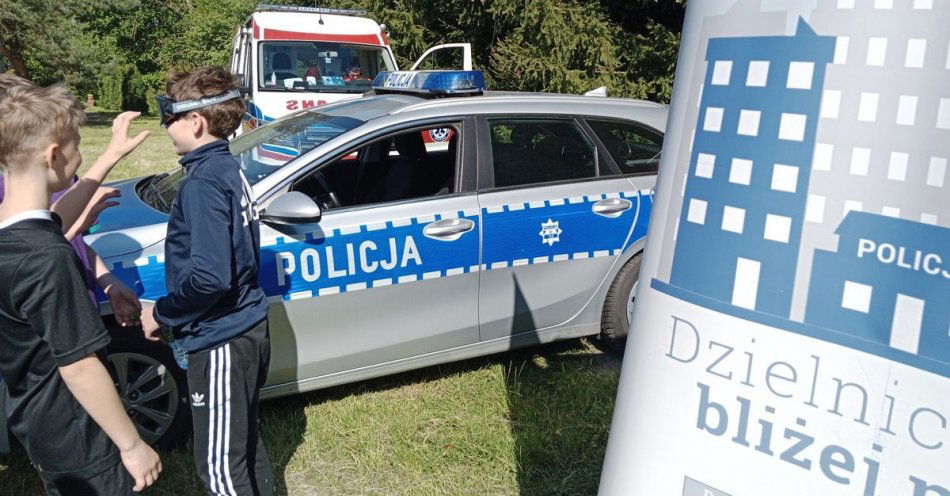 zdjęcie: Policjanci na ekologicznym pikniku w Borkowie Kościelnym / fot. KPP w Sierpcu