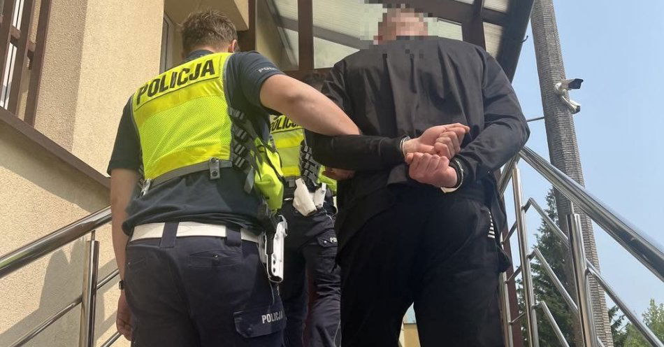 zdjęcie: Poszukiwany wpadł, bo nie miał zapiętych pasów / fot. KMP Suwałki