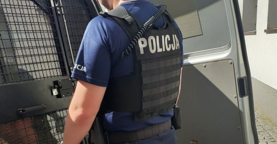 zdjęcie: Sprawca kradzieży rozbójniczej zatrzymany przez dzielnicowych z Głuszycy / fot. KMP w Wałbrzychu