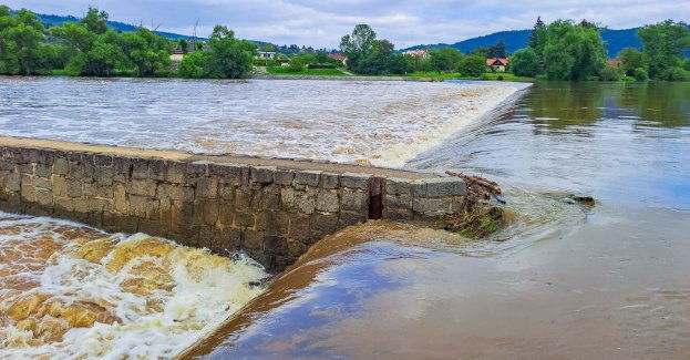 Wał na Bobrze nie pękł, ale woda przelewa się już górą
