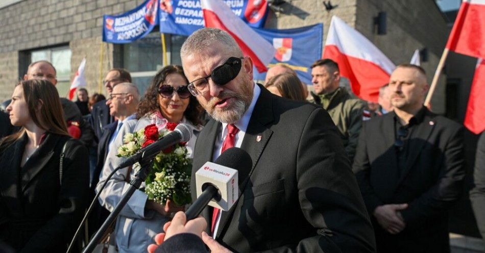 zdjęcie: Proces Brauna: w sprawie zgaszenia świec chanukowych zeznawał rabin uczestniczący w uroczystości / Warszawa, 13.03.2026. Prezes Konfederacji Korony Polskiej, europoseł Grzegorz Braun (C) przed budynkiem Sądu Rejonowego dla Warszawy Pragi - Południe, 13 bm. W sądzie zaplanowana jest kolejna rozprawa Grzegorza Brauna w sprawie m.in. zgaszenia przez niego świec chanukowych w Sejmie w grudniu 2023 r. (amb) PAP/Marcin Obara