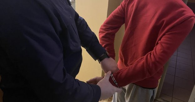 Kierowca audi bez rejestracji daleko nie zajechał. Został zatrzymany, był pod wpływem amfetaminy, miał ją przy sobie i w aucie.