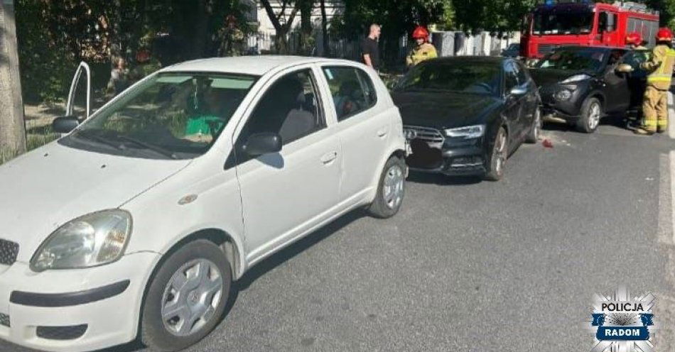 zdjęcie: Niezachowanie ostrożności i zderzenie 3 pojazdów / fot. KMP w Radomiu