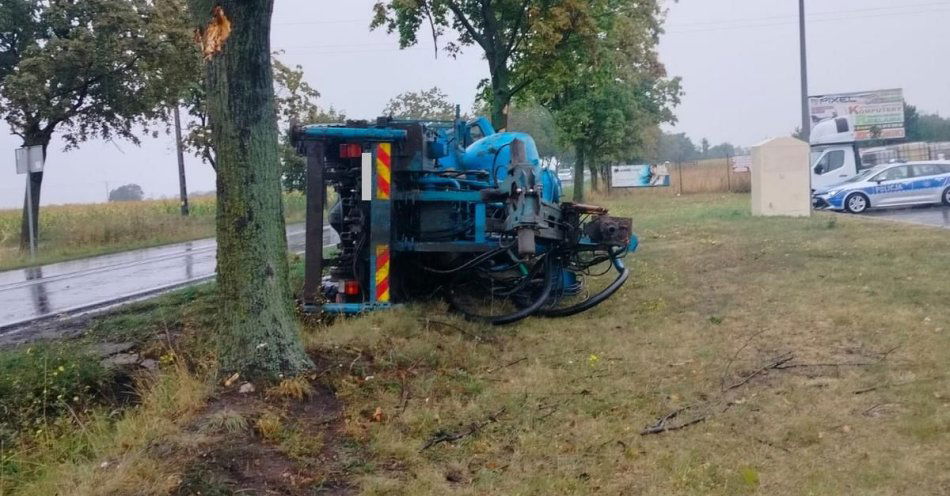 zdjęcie: Wywrotka ciężarówki na radziejowskiej obwodnicy / fot. KPP w Radziejowie