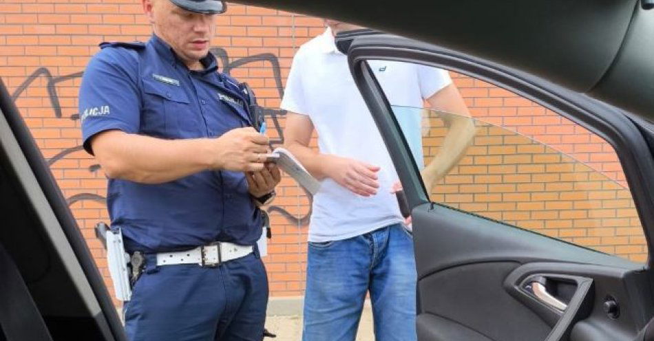 zdjęcie: Przeszli pod szlabanem by przejść przez przejazd kolejowy. Nie sądzili, że zobaczą to policjanci. / fot. KMP w Gdyni