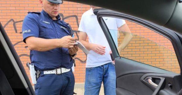 Przeszli pod szlabanem by przejść przez przejazd kolejowy. Nie sądzili, że zobaczą to policjanci.