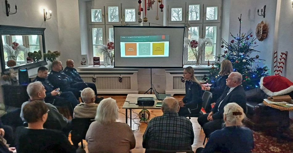 zdjęcie: Seniorzy uczą się rozpoznawać oszustwa internetowe / fot. KPP Parczew