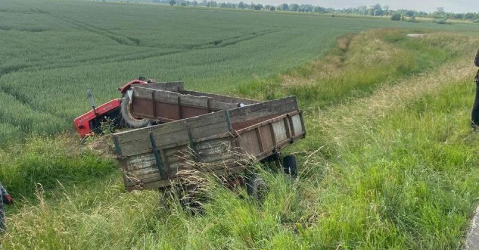 zdjęcie: Ciągnik przejechał po kierowcy, gdy ten wypadł z pojazdu. Mężczyzna nie miał uprawnień do kierowania. Policjanci ustalają okoliczności tego zdarzenia. / fot. KPP w Nowym Dworze Gdańskim