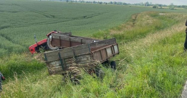 Ciągnik przejechał po kierowcy, gdy ten wypadł z pojazdu. Mężczyzna nie miał uprawnień do kierowania. Policjanci ustalają okoliczności tego zdarzenia.