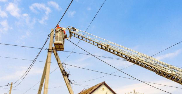 Zerwane dachy i linie energetyczne, powalone drzewa; 148 interwencji strażaków po burzach