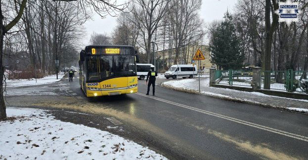 Policja kontroluje dowozy dzieci przy szkołach