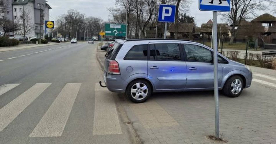 zdjęcie: Parkowanie przy przejściach dla pieszych zwiększa ryzyko wypadków / fot. KPP w Ostrowi Mazowieckiej