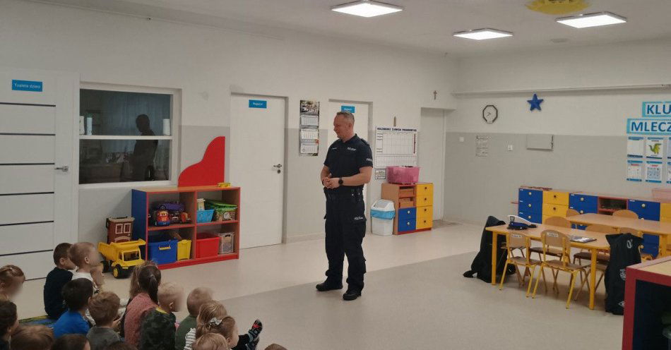 zdjęcie: Policjanci w przedszkolu uczą maluchy o bezpieczeństwie / fot. KPP w Otwocku