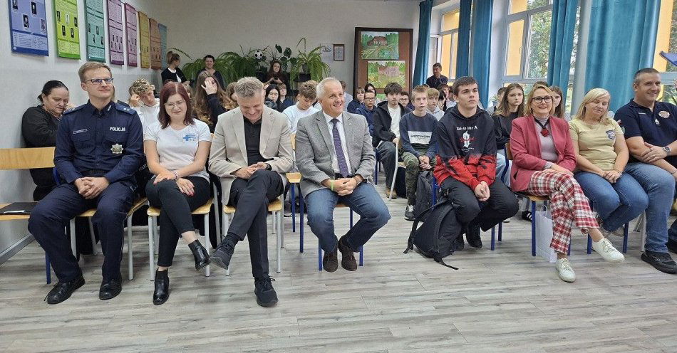 zdjęcie: Policja uczy młodzież o odpowiedzialności i bezpieczeństwie online / fot. KPP Sępólno Krajeńskie