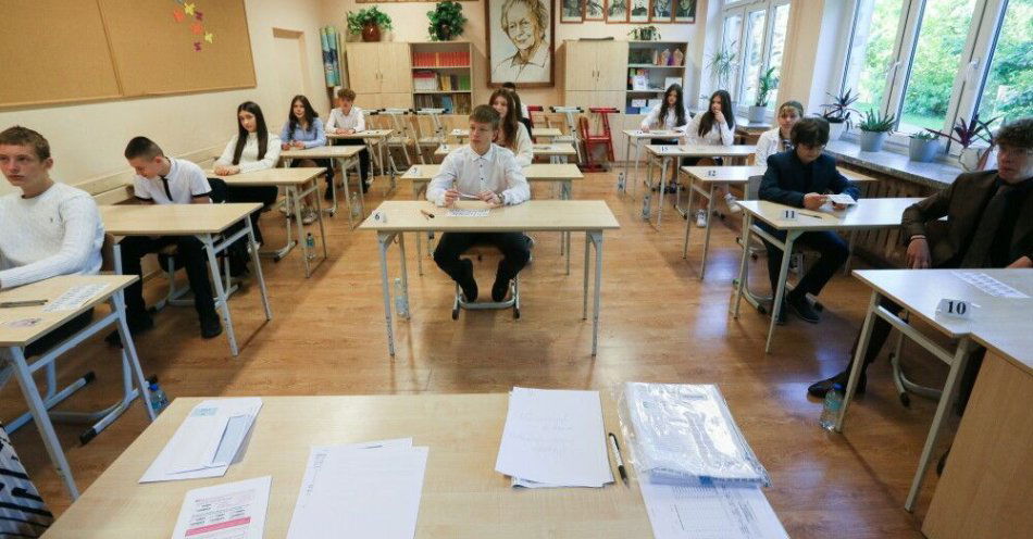 zdjęcie: Na egzaminie ósmoklasisty do wyboru przemówienie o przyjaźni lub opowiadanie o godnym podziwu czynie / fot. PAP
