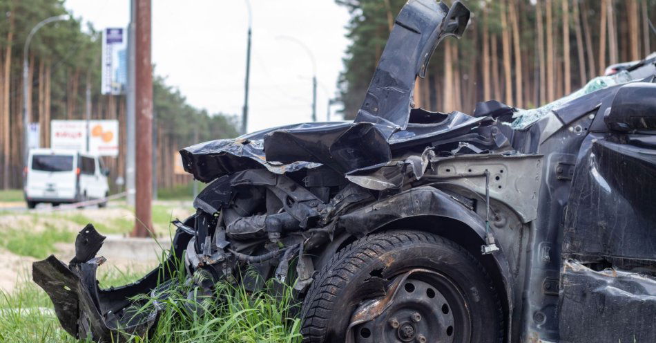 zdjęcie: Poważny wypadek na drodze wojewódzkiej nr 632. Opel dachował po próbie ominięcia łosia / v11175222