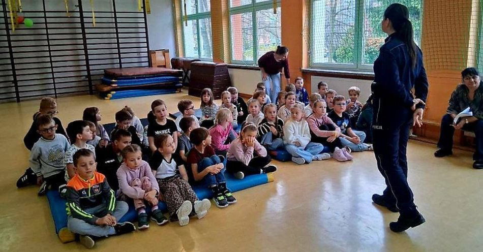 zdjęcie: Uczniowie uczą się bezpiecznej drogi do szkoły / fot. KPP w Jaworze
