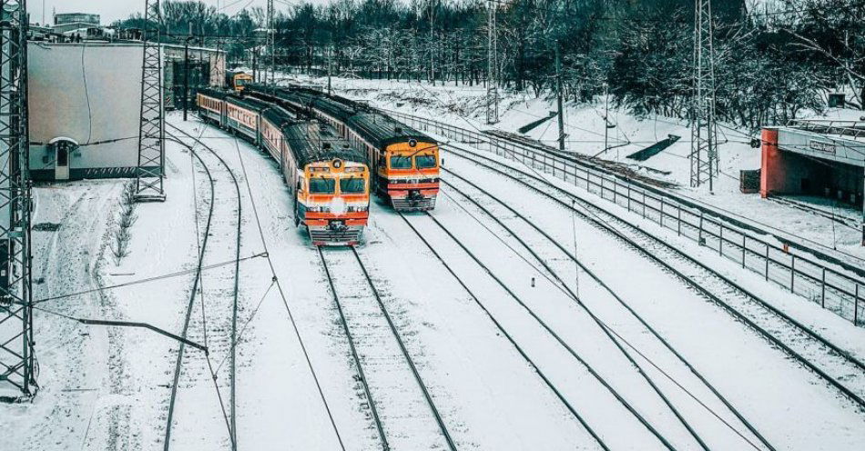 zdjęcie: Trwa usuwanie awarii sieci trakcyjnej na linii kolejowej nr 8 / pexels/2029886