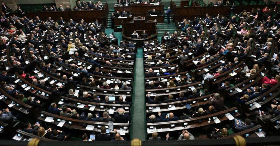 zdjęcie: Sejm za zakazem hodowli zwierząt na futra / Warszawa, 17.10.2025. Posłowie na sali plenarnej Sejmu, 17 bm. W ostatnim dniu posiedzenia zaplanowano blok głosowań nad szeregiem projektów ustaw, którymi zajmowali się posłowie. Ponadto odbędzie się pierwsze czytanie prezydenckiego projektu nowelizacji ustawy o pomocy obywatelom Ukrainy w związku z konfliktem zbrojnym na terytorium tego państwa. (rp/mgut) PAP/Radek Pietruszka