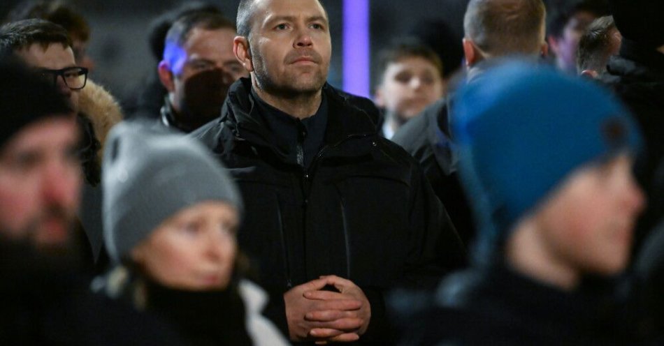 zdjęcie: Gdańsk: prezydent Karol Nawrocki wziął udział w 11. Nocnym Misterium Krzyża / Gdańsk, 03.04.2026. Prezydent RP Karol Nawrocki (C) bierze udział w 11. Nocnym Misterium Krzyża – wielkopiątkowej procesji pokutnej na ulicach Gdańska, 3 bm. Organizatorem uroczystości, inspirowanej andaluzyjską tradycją procesji Semana Santa, jest Bractwo Świętego Pawła. (aldg) PAP/Andrzej Jackowski