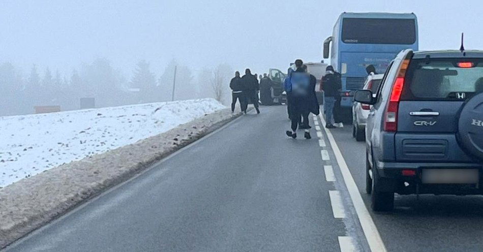 zdjęcie: Policja przerwała ustawkę pseudokibiców na DW534 / fot. KPP Wąbrzeźno