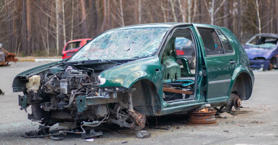 zdjęcie: 15-latek kupił auto, jadąc nim z dwoma kolegami, dachował / v24510381