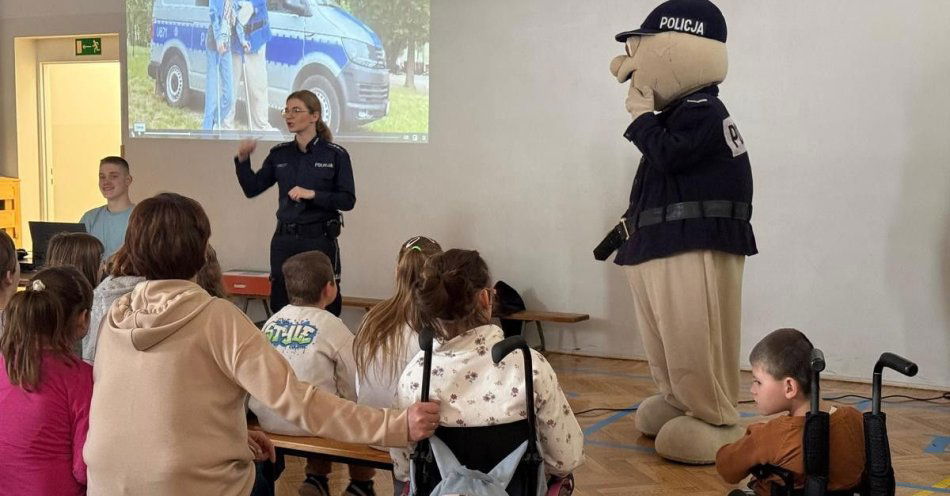 zdjęcie: Policjanci uczą uczniów jak reagować na przemoc i chronić innych / fot. KPP Szamotuły