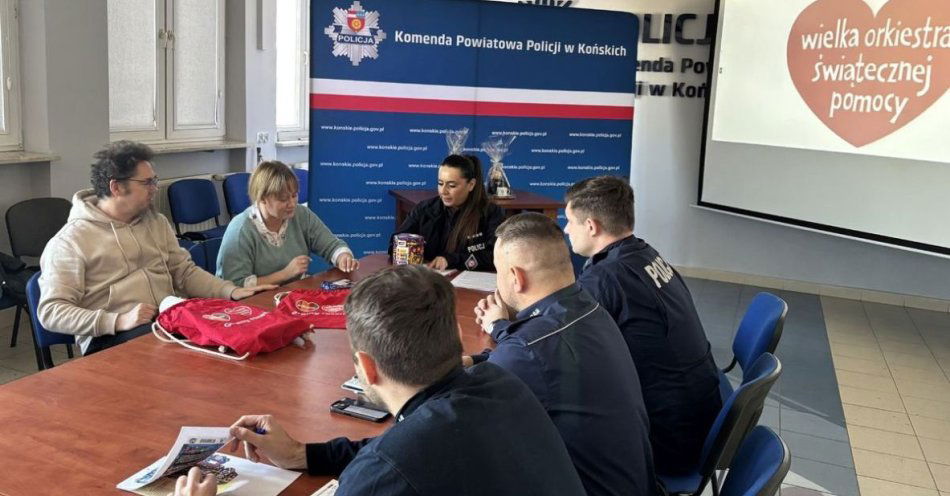 zdjęcie: Koneccy policjanci przekazali maskotkę na licytację WOŚP / fot. KPP Końskie Koneccy policjanci wspierają WOŚP