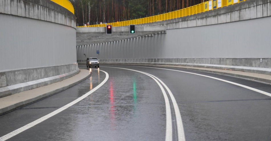 zdjęcie: Pierwsi kierowcy przejechali tunelem pod Świną / fot. PAP