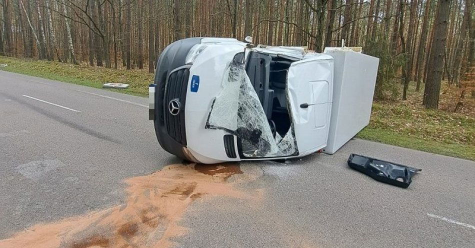 zdjęcie: Policjanci pracowali przy zdarzeniu, samochód dostawczego z ciągnikiem rolniczym / fot. KPP w Człuchowie