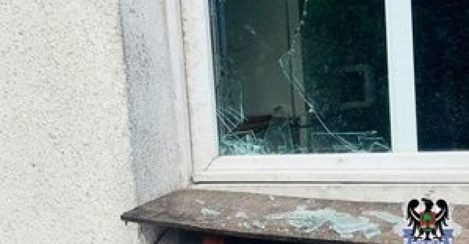 zdjęcie: Wtargnął przez okno i groził kobiecie. Policjanci z Głuszycy zatrzymali agresora chwilę po zgłoszeniu / fot. KMP w Wałbrzychu