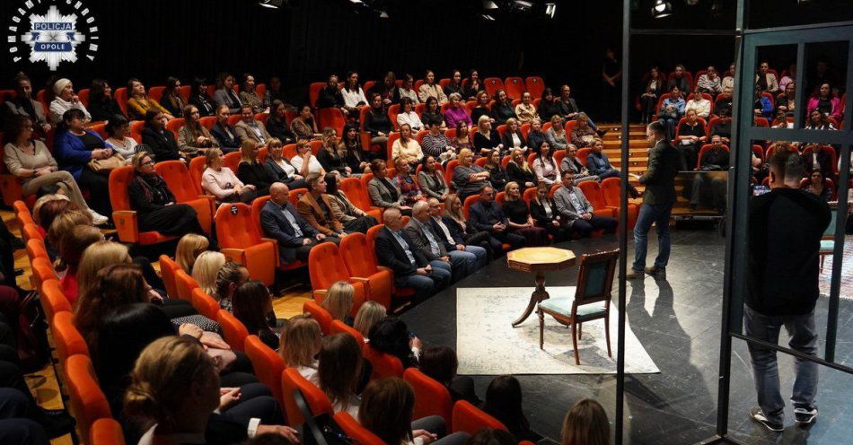 zdjęcie: Sto lat kobiet w policji uczczone spektaklem w Opolu / fot. KMP Opole