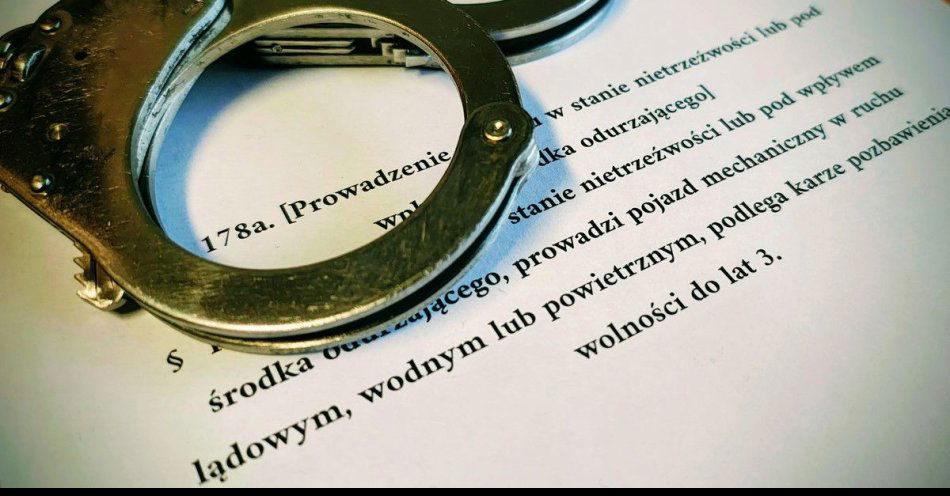 zdjęcie: Pijany kierowca porzucił rozbity samochód i szedł do domu / fot. KPP w Radomsku