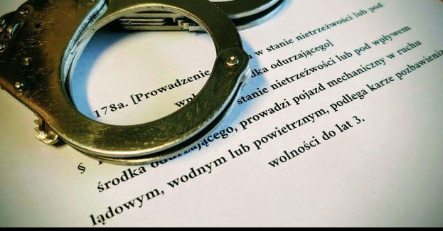 Pijany kierowca porzucił rozbity samochód i szedł do domu