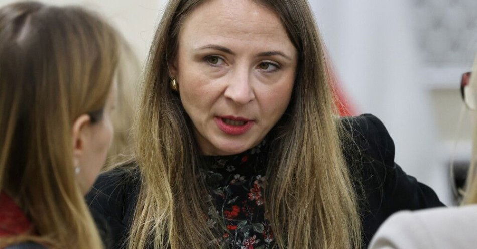 zdjęcie: Dziemianowicz-Bąk: wolna Wigilia może się zbalansować - jeśli nie finansowo, to na pewno społecznie / Warszawa, 30.09.2025. Minister rodziny, pracy i polityki społecznej Agnieszka Dziemianowicz-Bąk na posiedzeniu rządu w KPRM w Warszawie, 30 bm. Rada Ministrów zajmie się m.in. projektem ustawy mającym umożliwić sądom sprawniejsze rozpatrywanie spraw „frankowych”. (mr) PAP/Albert Zawada