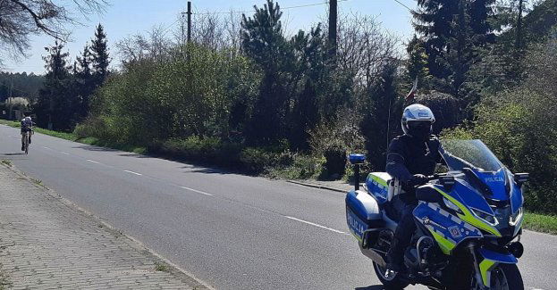 Duża impreza i ogromne kolarskie emocje. Nad bezpieczeństwem kolarzy i kibiców czuwali strzeleccy policjanci