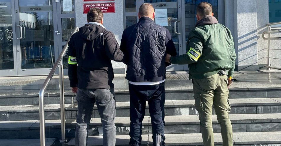 zdjęcie: Kilkanaście ton lewego tytoniu przejęli policjanci z bydgoskiej komendy miejskiej wspólnie z funkcjonariuszami KAS / fot. KWP w Bydgoszczy