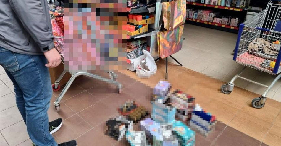 zdjęcie: Zabezpieczono ponad 700 podrobionych produktów znanych marek / fot. KPP w Piasecznie