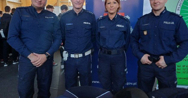 Policjanci promowali zawód na Targach Edukacyjnych w Miechowie