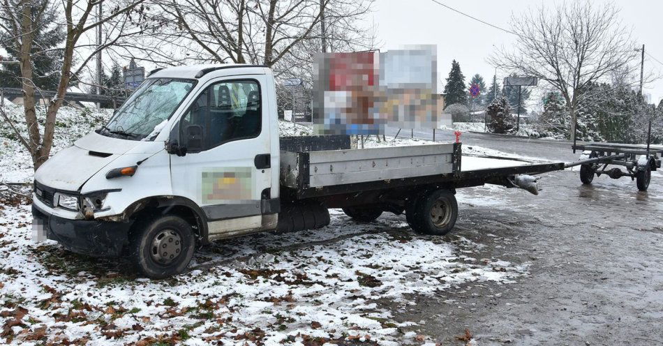 zdjęcie: Z terenu hurtowni wziął busa, wyłamał bramę i pojechał do domu / fot. KPP Puławy