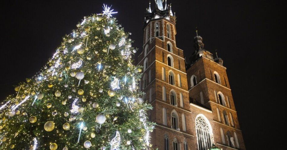 zdjęcie: Na rynku rozbłysła świąteczna choinka / fot. PAP