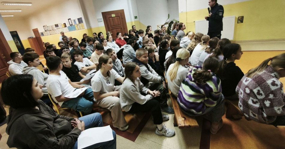 zdjęcie: Dzieciństwo bez przemocy Policjanci rozmawiali ze szkołami / fot. KPP Opole Lubelskie