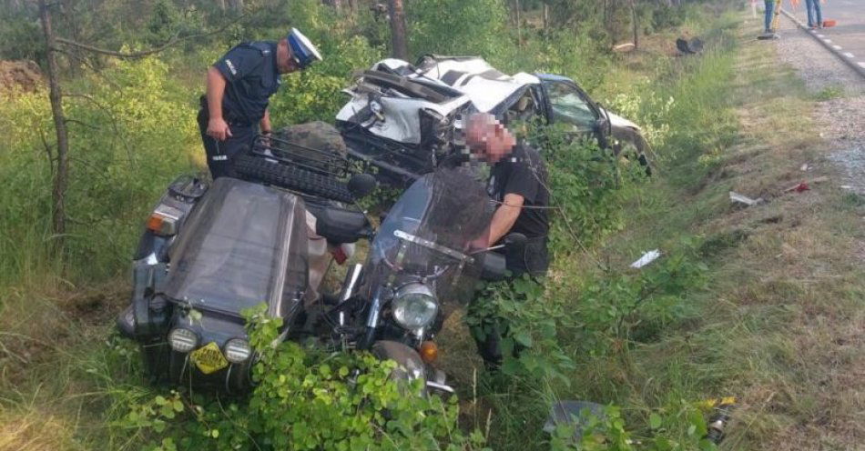 zdjęcie: Policjanci ustalają przyczyny zdarzenia w miejscowości Turowiec / fot. KPP w Chojnicach