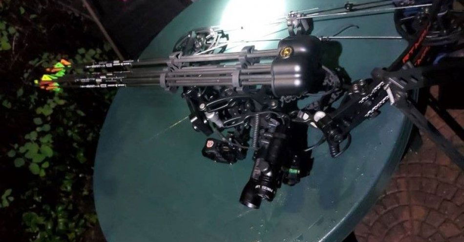 zdjęcie: Mężczyzna, który oślepiał wiązką lasera załogę policyjnego śmigłowca usłyszał zarzuty spowodowania niebezpieczeństwa katastrofy w ruchu lotniczym / fot. KMP w Gdyni