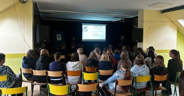 Policja w szkołach uczula na przemoc rówieśniczą i cyberprzemoc