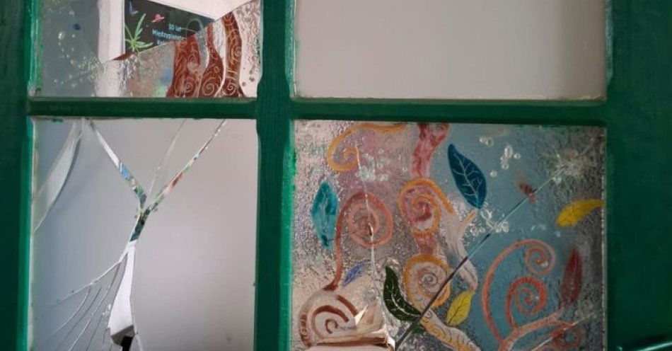 zdjęcie: Zniszczył zabytkowe drzwi, zatrzymany po rysopisie / fot. KPP w Lubaniu