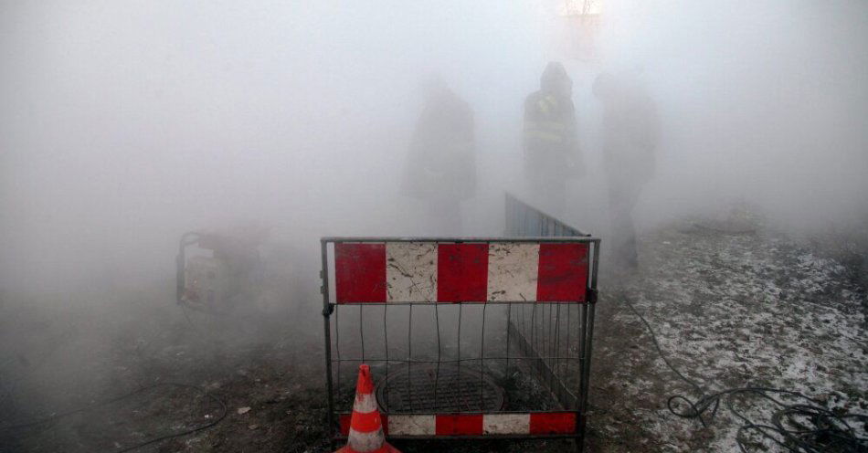 zdjęcie: Awarie wodociągów i sieci ciepłowniczych i kanalizacyjnych w kilku miastach / Warszawa, 02.02.2012. Do poważnej awarii wodociągów doszło, 2 bm. na skrzyżowaniu ulicy Bakalarskiej i Alei Krakowskiej w Warszawie. Ciepłej wody i ogrzewania pozbawionych zostało wiele budynków na osiedlu Jadwisin. (tg/cat) 
PAP/Tomasz Gzell