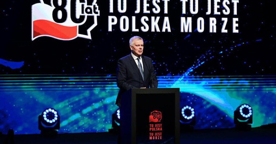 zdjęcie: Kołobrzeg: obchody 81. rocznicy walk o miasto i zaślubin Polski z morzem  w marcu 1945 r. / Kołobrzeg, 17.03.2026. Minister - członek Rady Ministrów, koordynator służb specjalnych Tomasz Siemoniak przemawia podczas uroczystości upamiętniającej włączenie Ziem Zachodnich i Północnych do Rzeczypospolitej Polskiej pt. „Tu jest Polska. Tu jest morze”, 17 bm. w Regionalnym Centrum Kultury w Kołobrzegu. (mb/mgut) PAP/Marcin Bielecki