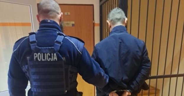 Policjanci zatrzymali rowerzystę bez świateł, który w plecaku schował narkotyki.