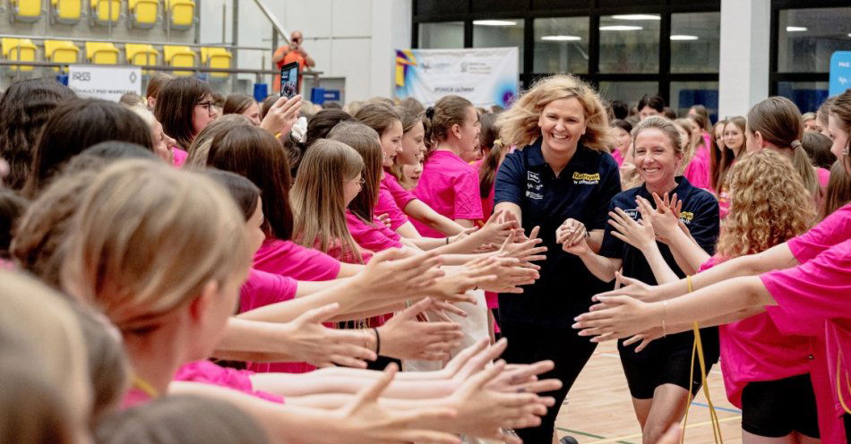 zdjęcie: Blisko 400 młodych dziewcząt wzięło udział w niezwykłej lekcji z mistrzyniami sportu. Otylia Jędrzejczak próbuje podnieść samoocenę nastolatek / fot. Irek Dorożański